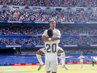 Vinicius celebra con Rodrygo el primer gol del Real Madrid.