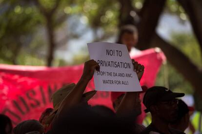 Esta foto tomada el 28 de enero de 2018 muestra a un grupo de personas que participaron en una protesta contra la forma en que el Ayuntamiento de Ciudad del Cabo ha tratado los problemas relacionados con la escasez de agua. Los residentes de la Casa Nazareth, un hogar de atención para docenas de niños discapacitados y huérfanos, se encuentran entre los más vulnerables de la ciudad. Ahora se enfrentan la perspectiva de que el suministro de agua del que dependen pueda cortarse en unos meses, ya que la sequía de tres años, la peor en un siglo, hace que los niveles de las presas hayan caído por debajo de lo necesario.