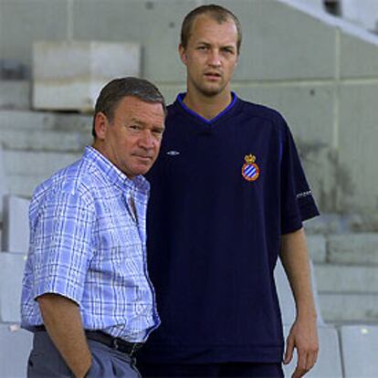 Javier Clemente y Jordi Cruyff, durante su conversación para El PAÍS en Montjuïc.