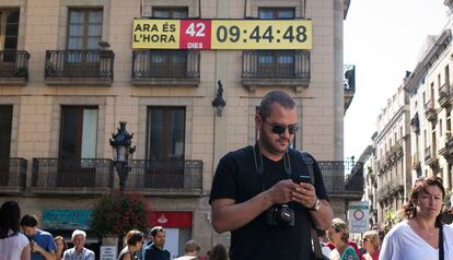 Un reloj digital, colgado en uno de los edificios de la plaza de Sant Jaume, cuenta el tiempo que falta para el día de la consulta.