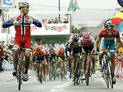 Hushovd se golpea el pecho en señal de victoria tras imponerse a Kirchen y Zabel.