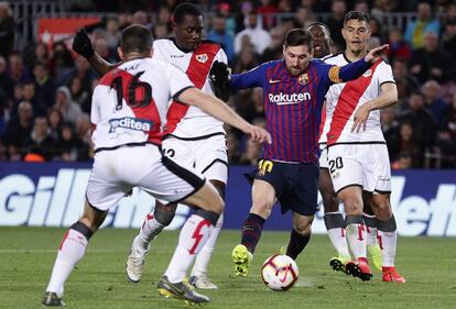 Lionel Messi flanqueado por los jugadores del Rayo.