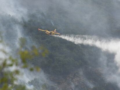 BOCA DE HUÉRGANO (LEÓN), 10/08/2022.- Medios aéreos trabajan en la extinción del incendio de Boca de Huérgano (León), que tiene una superficie aproximada de 900 hectáreas arboladas afectadas y presenta un perímetro de unos 20 kilómetros. EFE/J.Casares
