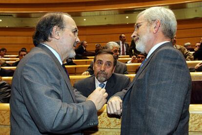 El vicepresidente económico, Pedro Solbes (izquierda), charla con los senadores Juan Barranco y Joan Lerma.