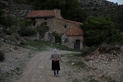 "Todos se han ido, somos los tontos que nos hemos quedado", cuenta Sinforosa a Reuters. En la imagen, Sinforosa pasea por el pueblo vacío de La Estrella, el 24 de mayo de 2018.