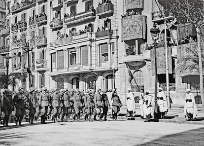 Barcelona, febrer del 1939. Franco saluda amb el braç alçat des de la tribuna de la dreta a les tropes italianes en l'anomenat Desfile de la Victoria. Arxiu Fotogràfic de Barcelona / Pérez de Rozas