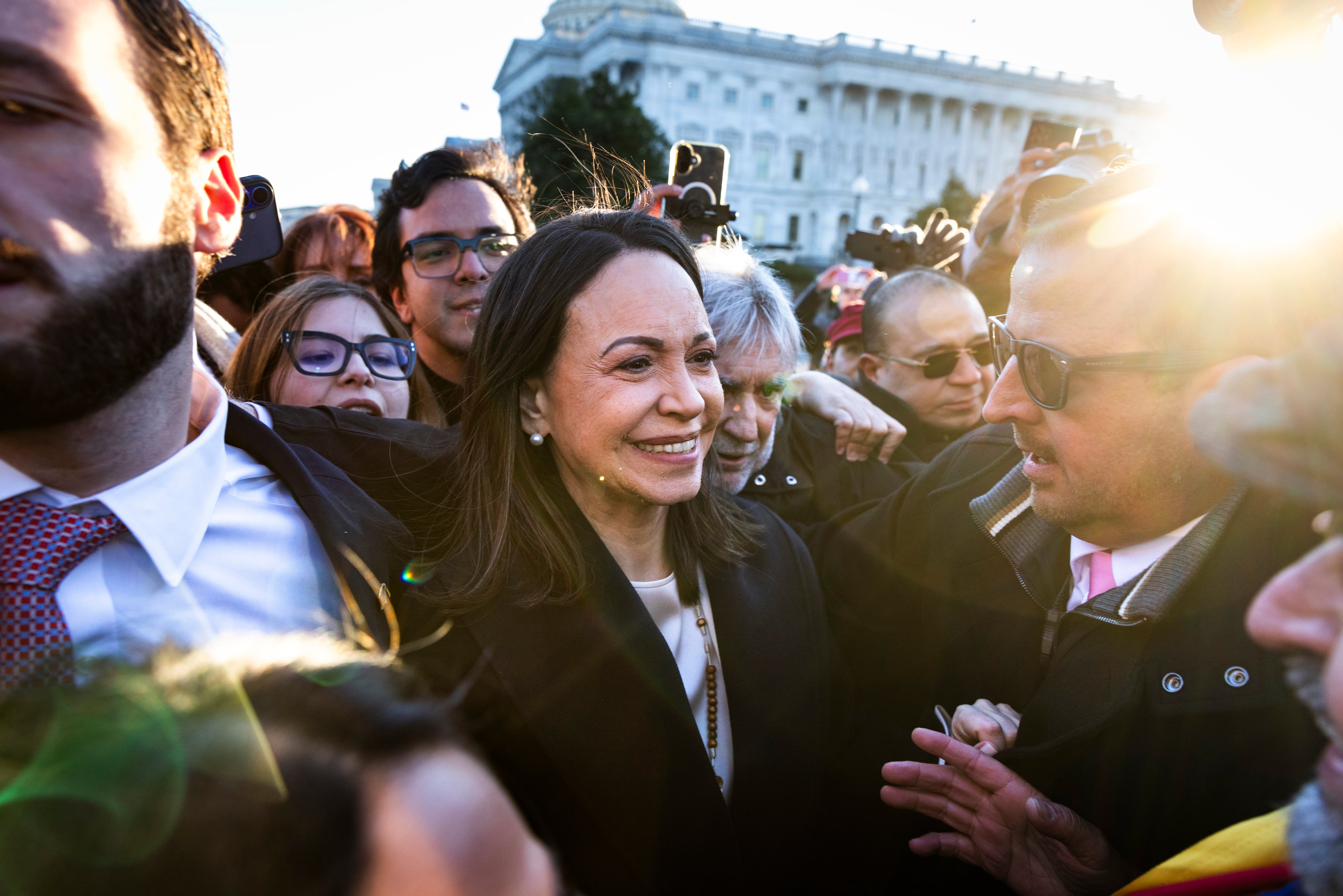 Trump recibe con perfil bajo a María Corina Machado horas después de ensalzar a la chavista Delcy Rodríguez
