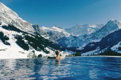 Panorámica invernal desde la piscina del hotel The Cambrian, en Suiza.