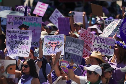 Mujeres levantan pancartas con consignas conmemorativas a la lucha feminista. 