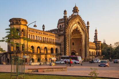 Rumi Darwaza, un imponente arco ceremonial que imita la Sublime Puerta de Estambul en Lucknow. 