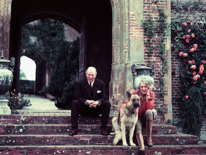 La poeta y novelista inglesa Vita Sackville-West con su marido, el diplomático Sir Harold Nicolson, en el palacete de Sissinghurst, en Kent, en 1960, acompañados por su perro. |