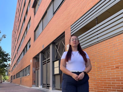 Sara Torrijos, vecina afectada por las cláusulas abusivas, frente al bloque de viviendas de la calle de Martín Muñoz de las Posadas 7, en Villa de Vallecas.