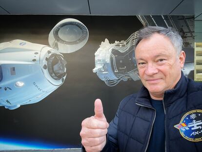 Spanish-American astronaut Michael López-Alegría takes a selfie with a Space X aircraft poster.