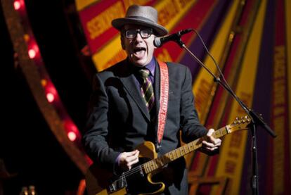 Elvis Costello, en uno de los conciertos recogidos en <i>The return of the spectacular spinning songbook.</i>