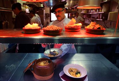 Antonio, chef del restaurante Los Galayos, en Madrid, prepara un potaje de Vigilia todos los viernes de Cuaresma, como manda la tradición.