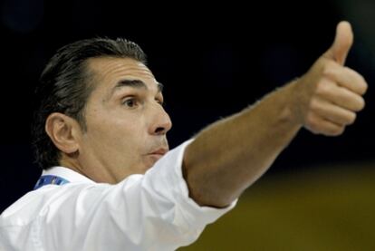 Sergio Scariolo gesticula durante el partido ante Portugal.