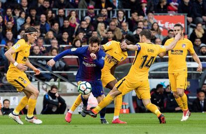 Messi sobrepasa la jaula de los jugadores del Atlético de Madrid.