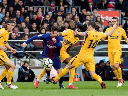 Messi sobrepasa la jaula de los jugadores del Atlético de Madrid.