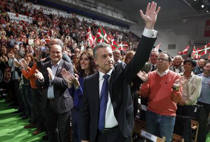 El candidato a 'lehendakari', Iñigo Urkullu, saluda en el último mitin de la formación.