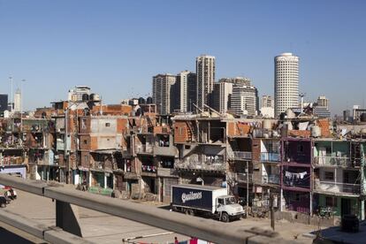 “Lo de Buenos Aires se repite en muchas partes de Latinoamérica”, comenta la presidenta de Habitat International Coalition (HIC), Lorena Zárate, desde la ciudad de México.Vista de Buenos Aires, 27 julio 2012.