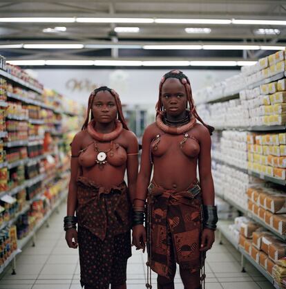 La población del pequeño resort costero de Swakopmund, en Namibia, es un variopinto pueblo en el que se entremezclan en el supermercado jubilados alemanes que han establecido su segunda residencia en África, turistas estacionales, jóvenes locales que viven del turismo y la tribu de los Himba, que mantiene su vestimenta tradicional y baja desde el norte para vender artesanía a los turistas.