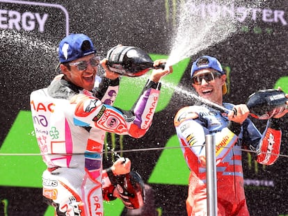 Jorge Martín y Marc Márquez, en el podio del GP de Cataluña.