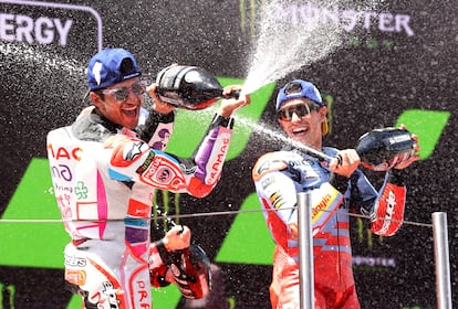 Jorge Martín y Marc Márquez, en el podio del GP de Cataluña.