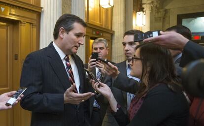 Cruz hablando con periodistas el miércoles en el Senado