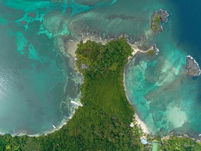 Vista aérea de una pequeña  península y dos islas al interior del área natural protegida. Las tortugas marinas desovan en las playas del Santuario de Acandí.