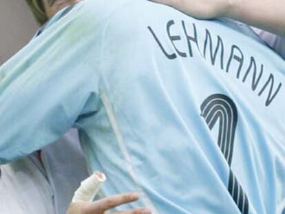 Oliver Kahn abraza a su compañero Jens Lehmann antes de iniciarse la tanda de penaltis.