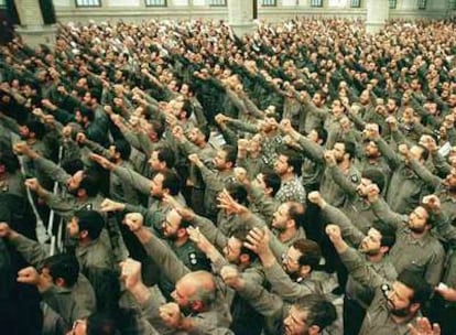 Miembros de los Guardianes de la Revolución Islámica alzan sus puños para mostrar su compromiso con el ayatolá Alí Jamenei.