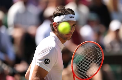  Taylor Fritz sigue la trayectoria de la pelota.