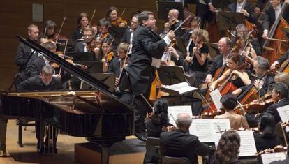 Concierto de la Sinfónica dirigida por Andrew Litton con Stephen Hough al piano
