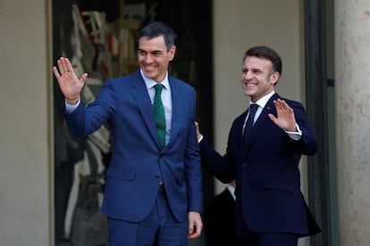 El presidente francés Emmanuel Macron da la bienvenida al primer ministro español Pedro Sánchez a su llegada a una reunión con líderes europeos sobre Ucrania y la seguridad europea en el Palacio del Elíseo en París, Francia.