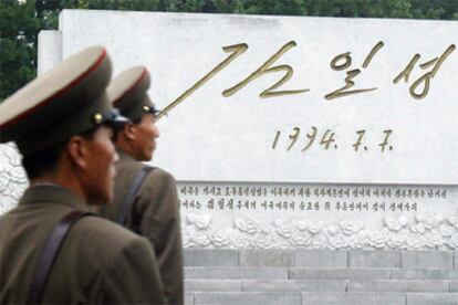 Soldados norcoreanos frente a un monumento a Kim Il-sung, fundador del país, en la zona desmilitarizada de Panmunjon.