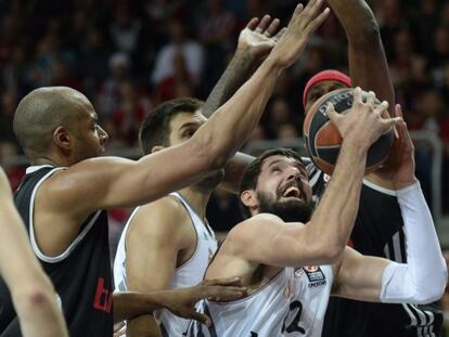 Mirotic, rodeado por varios rivales.