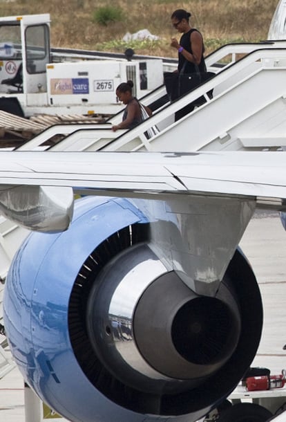 Michelle Obama y Sasha en el aeropuerto de Málaga, al bajar del avión presidencial que trajo a la comitiva estadounidense a España