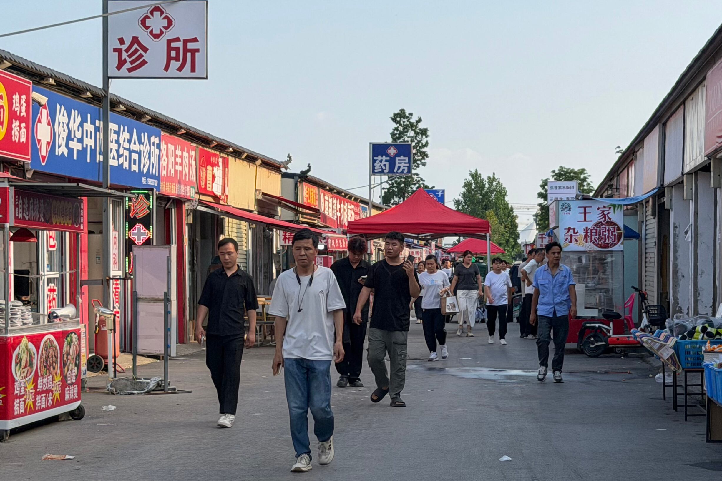 Trabajadores de Foxconn a la salida de la fábrica ubicada en Zhengzhou, China, el 7 de julio de 2026.