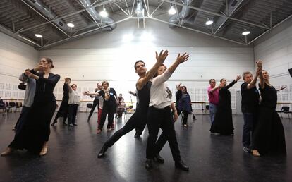 Bailarines y bailarinas del Ballet Nacional de España han participado en el Día Mundial del Párkinson impartiendo una clase magistral a personas que padecen la enfermedad.