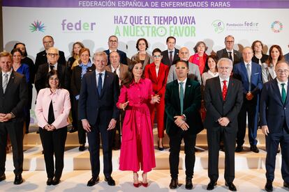 La reina Letizia posa con los miembros de la Federación Española de Enfermedades Raras.