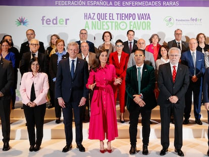 La reina Letizia posa con los miembros de la Federación Española de Enfermedades Raras.
