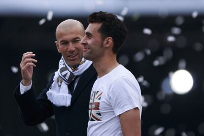 El entrenador del Real Madrid, Zinedine Zidane, charla con Álvaro Arbeloa