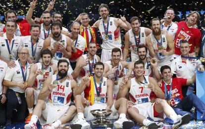 Los jugadores de la selección española celebra su victoria