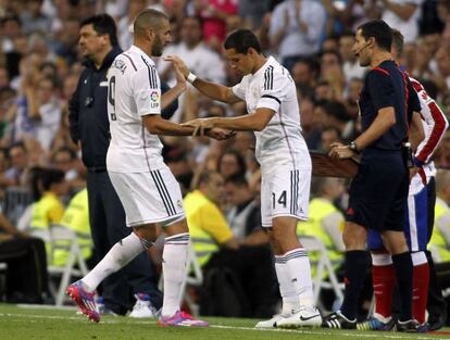 Chirarito, en su debut oficial, jugó 30 minutos sin que pudiera demostrar sus recursos de goleador. Ocupó el puesto de Benzema, que también fue cuestionado por la grada. Al francés se le escapó por un mal control la mejor ocasión de los madridistas. Antes, Moyá le despejó un remate picado de cabeza.