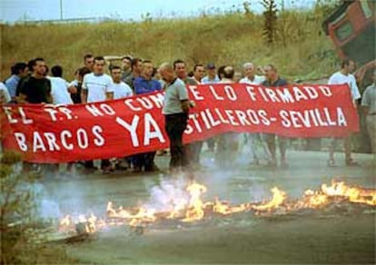 Empleados de Astilleros cortaron ayer el trfico de la SE-30 en protesta por la falta de encargos.