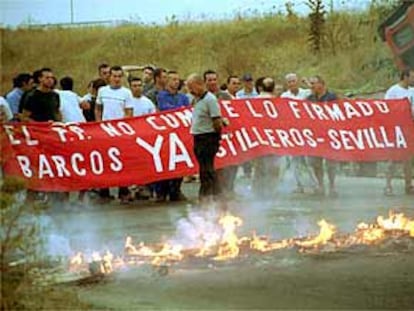 Empleados de Astilleros cortaron ayer el tráfico de la SE-30 en protesta por la falta de encargos.