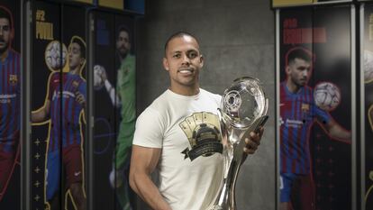 Ferrão posa con la copa de la Champions en el vestuario azulgrana del Palau.