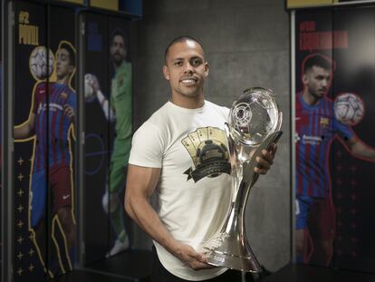 Ferrão posa con la copa de la Champions en el vestuario azulgrana del Palau.