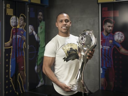 Ferrão posa con la copa de la Champions en el vestuario azulgrana del Palau.