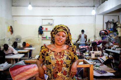 Alice (nombre ficticio) refugiada congoleña instalada en Kampala, capital de Uganda, dirige un negocio de costura en el que emplea a una veintena de ugandeses y refugiados. A diferencia de otros países de la región, Uganda permite a los refugiados trabajar o crear empresas.